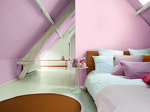 Nowości 2019 - Duża różowa sypialnia na poddaszu, styl nowoczesny - zdjęcie od Dulux