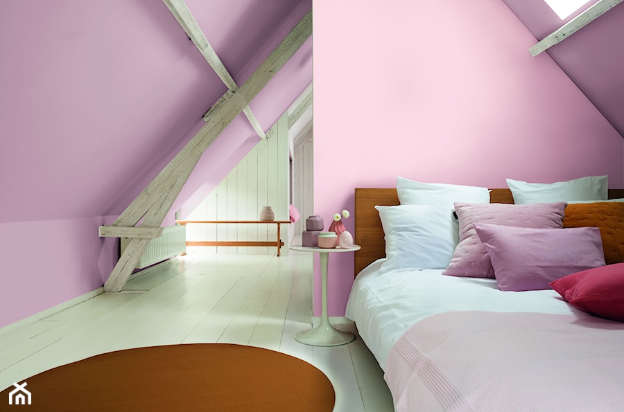 Nowości 2019 - Duża różowa sypialnia na poddaszu, styl nowoczesny - zdjęcie od Dulux