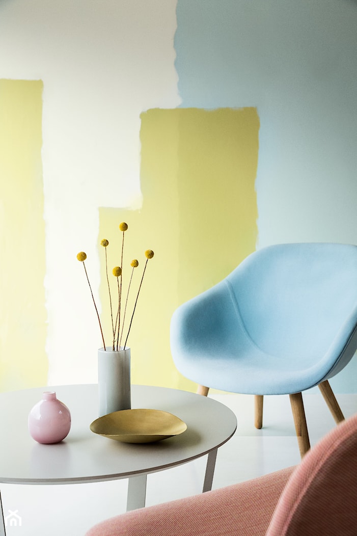 Warstwy+Warstwy - Mała biała brązowa żółta jadalnia jako osobne pomieszczenie, styl minimalistyczny - zdjęcie od Dulux - Homebook