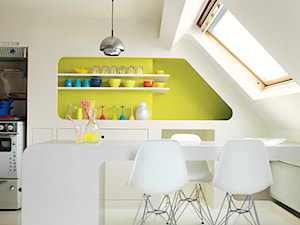 Kuchnie i jadalnie - Otwarta biała żółta z lodówką wolnostojącą kuchnia z oknem, styl nowoczesny - zdjęcie od Dulux