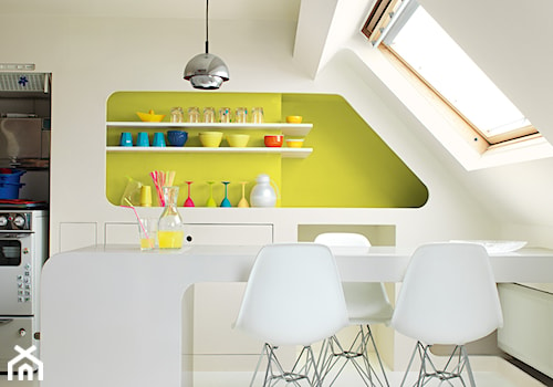 Kuchnie i jadalnie - Otwarta biała żółta z lodówką wolnostojącą kuchnia z oknem, styl nowoczesny - zdjęcie od Dulux