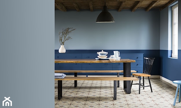 niebieska jadalnia z drewnianym stołem