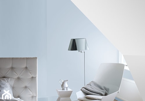 Pokoje dzienne - Mała biała niebieska sypialnia na poddaszu, styl minimalistyczny - zdjęcie od Dulux
