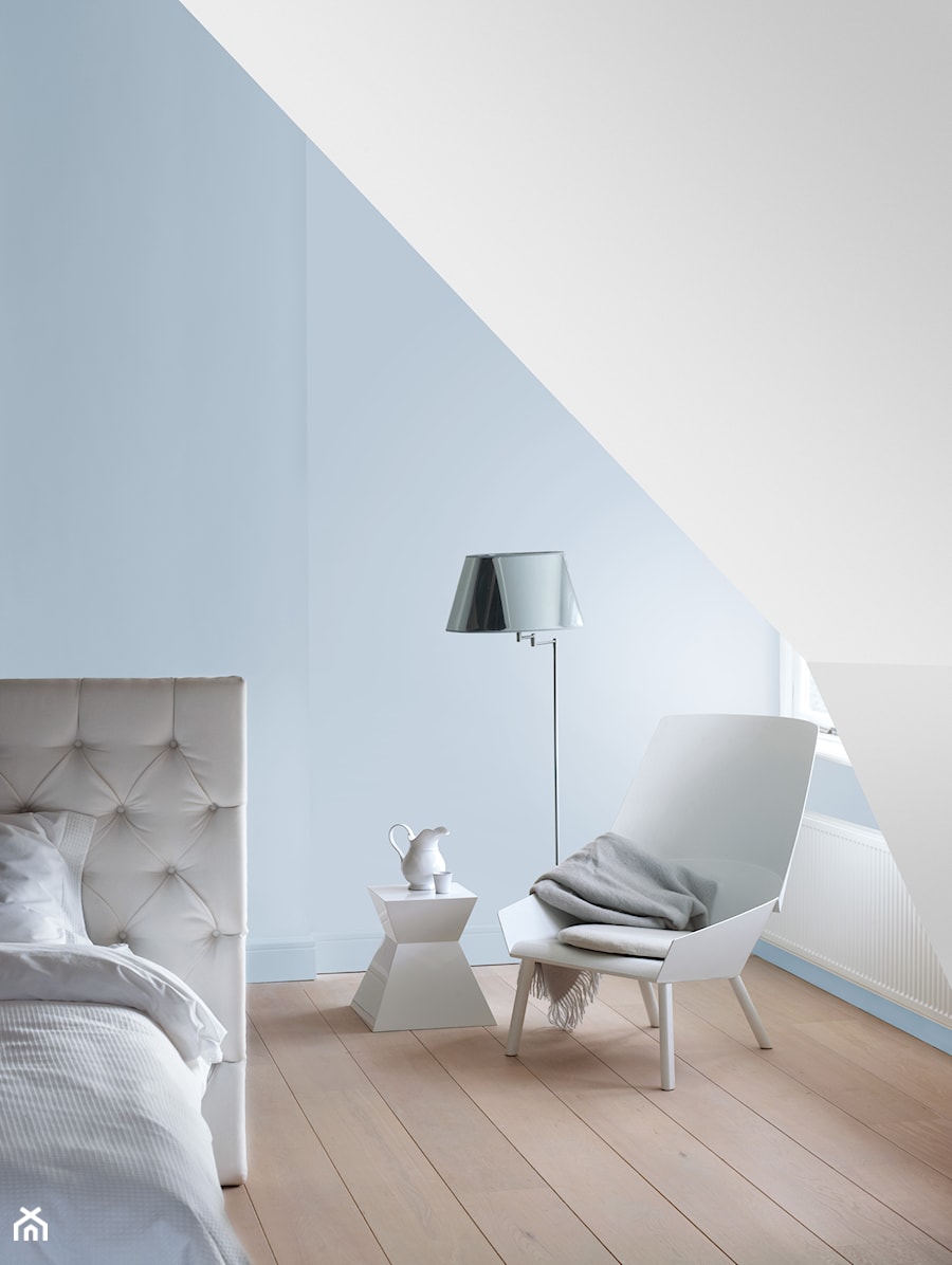 Pokoje dzienne - Mała biała niebieska sypialnia na poddaszu, styl minimalistyczny - zdjęcie od Dulux