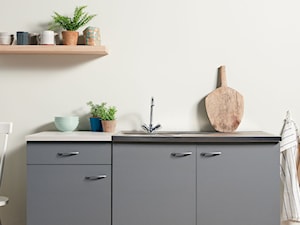 Nowości 2019 - Mała zamknięta z kamiennym blatem szara z podblatowym zlewozmywakiem kuchnia jednorzędowa, styl minimalistyczny - zdjęcie od Dulux