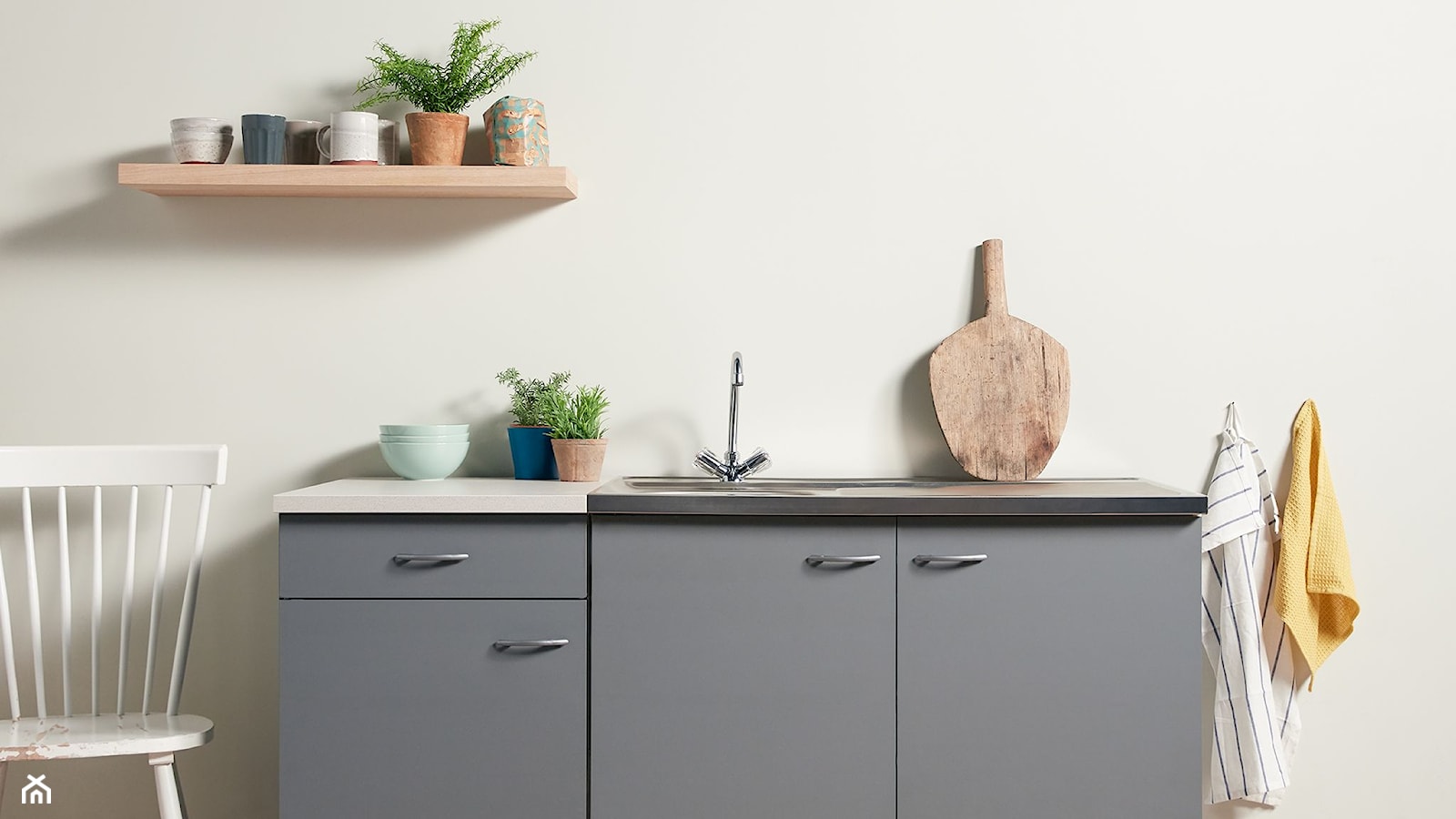 Nowości 2019 - Mała zamknięta z kamiennym blatem szara z podblatowym zlewozmywakiem kuchnia jednorzędowa, styl minimalistyczny - zdjęcie od Dulux - Homebook