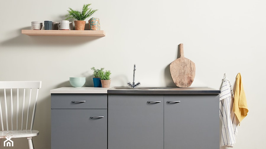 Nowości 2019 - Mała zamknięta z kamiennym blatem szara z podblatowym zlewozmywakiem kuchnia jednorzędowa, styl minimalistyczny - zdjęcie od Dulux