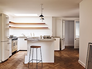 Nowości 2019 - Średnia otwarta biała z lodówką wolnostojącą kuchnia w kształcie litery l z wyspą lub półwyspem, styl minimalistyczny - zdjęcie od Dulux