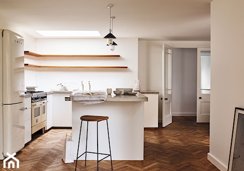 Nowości 2019 - Średnia otwarta biała z lodówką wolnostojącą kuchnia w kształcie litery l z wyspą lub półwyspem, styl minimalistyczny - zdjęcie od Dulux