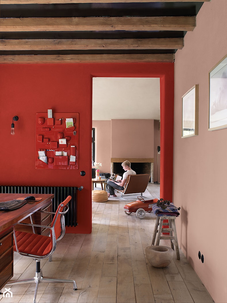 Pokoje dzienne - Średnie w osobnym pomieszczeniu czerwone różowe biuro - zdjęcie od Dulux - Homebook