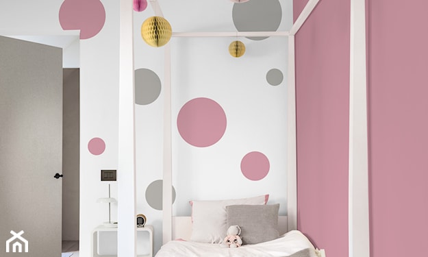 różowa ściana w pokoju dziecka