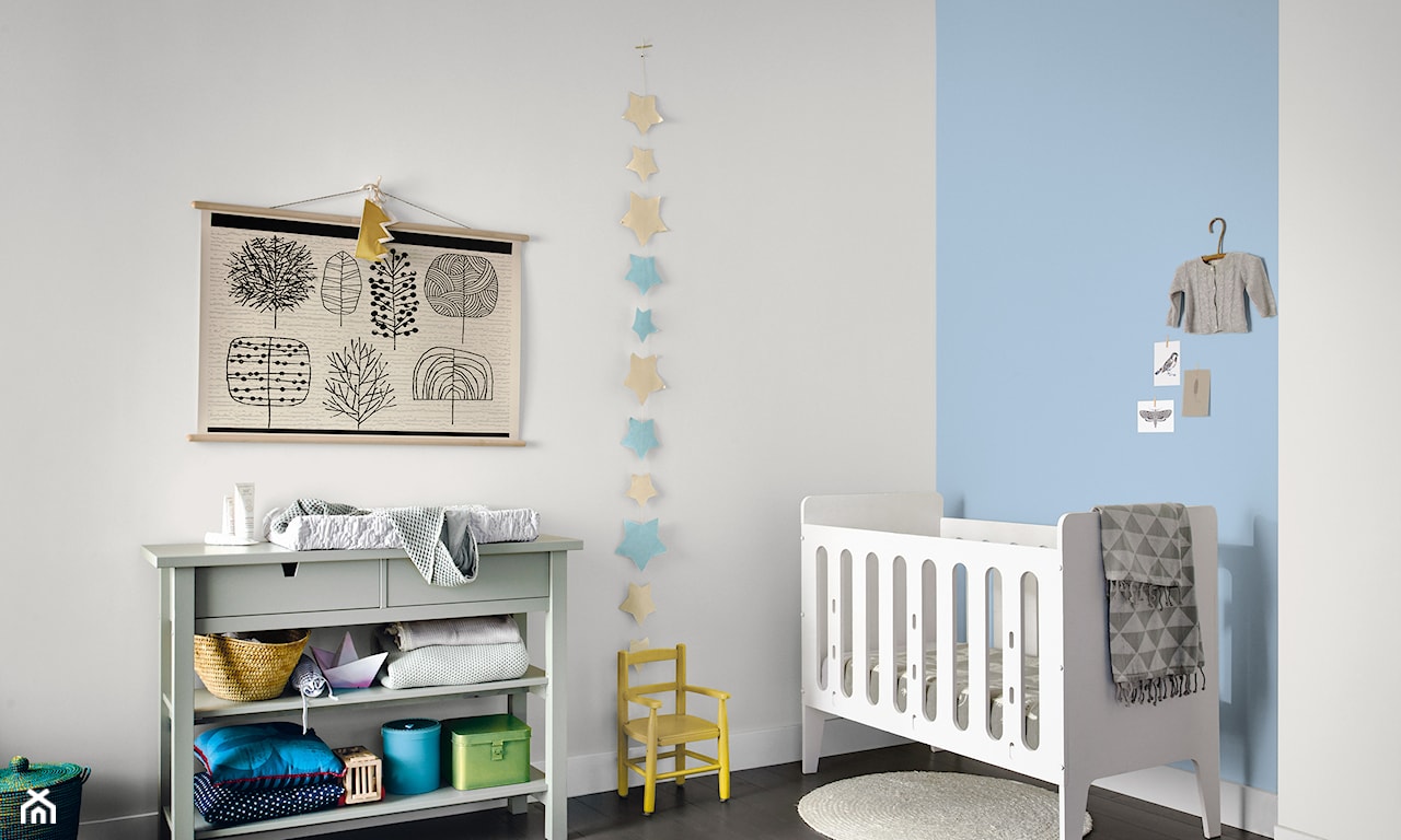 nowoczesny pokój niemowlaka z pastelowymi ścianami 