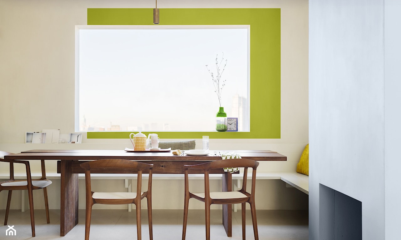 drewniany stół, błękitna ściana, zielona ściana, beżowa ściana
