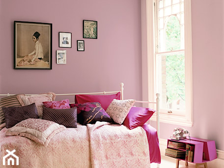 Aranżacje wnętrz - Sypialnia: Sypialnie - Średnia różowa sypialnia, styl vintage - Dulux. Przeglądaj, dodawaj i zapisuj najlepsze zdjęcia, pomysły i inspiracje designerskie. W bazie mamy już prawie milion fotografii!