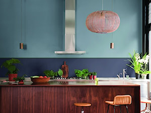Dulux Boho - Średnia z salonem niebieska kuchnia dwurzędowa z oknem, styl vintage - zdjęcie od Dulux