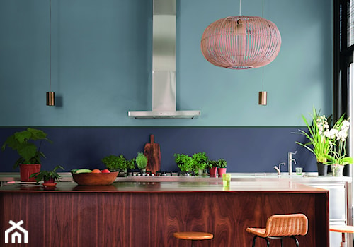 Dulux Boho - Średnia z salonem niebieska kuchnia dwurzędowa z oknem, styl vintage - zdjęcie od Dulux
