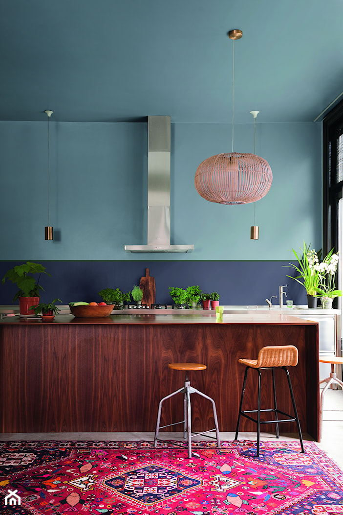 Dulux Boho - Średnia z salonem niebieska kuchnia dwurzędowa z oknem, styl vintage - zdjęcie od Dulux - Homebook