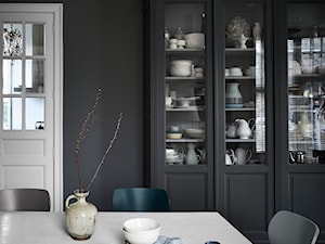 Szarości i skandynawia - Mała czarna jadalnia jako osobne pomieszczenie, styl skandynawski - zdjęcie od Dulux