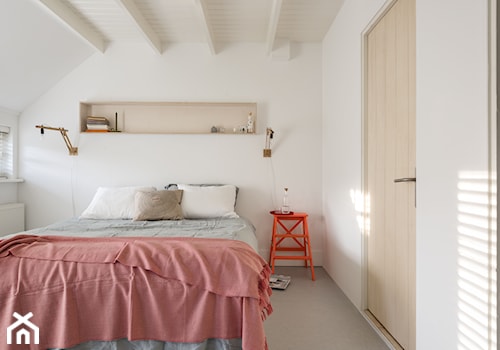 Nowości 2019 - Średnia biała sypialnia na poddaszu, styl nowoczesny - zdjęcie od Dulux