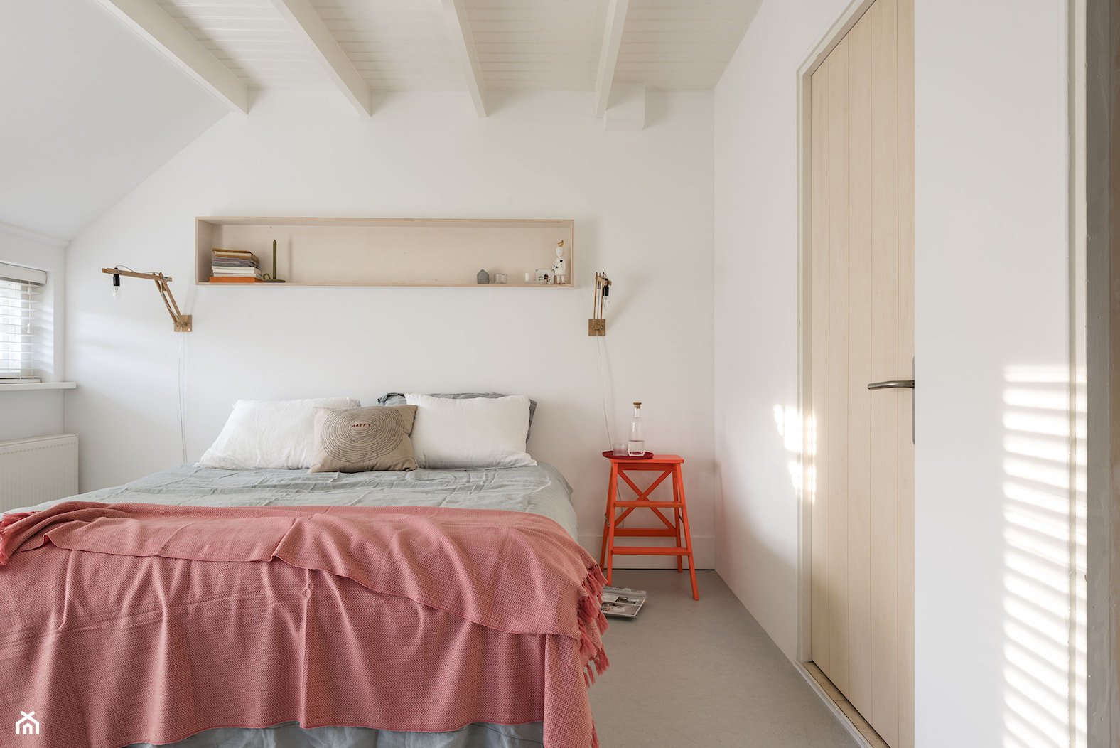 Nowości 2019 - Średnia biała sypialnia na poddaszu, styl nowoczesny - zdjęcie od Dulux - Homebook