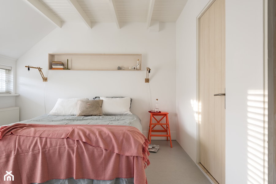 Nowości 2019 - Średnia biała sypialnia na poddaszu, styl nowoczesny - zdjęcie od Dulux