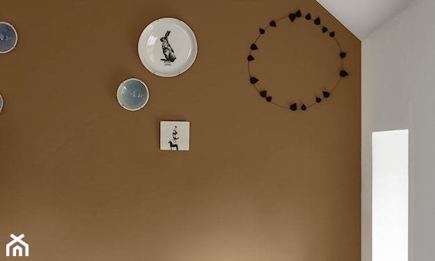 brązowa ściana z ozdobnymi talerzami