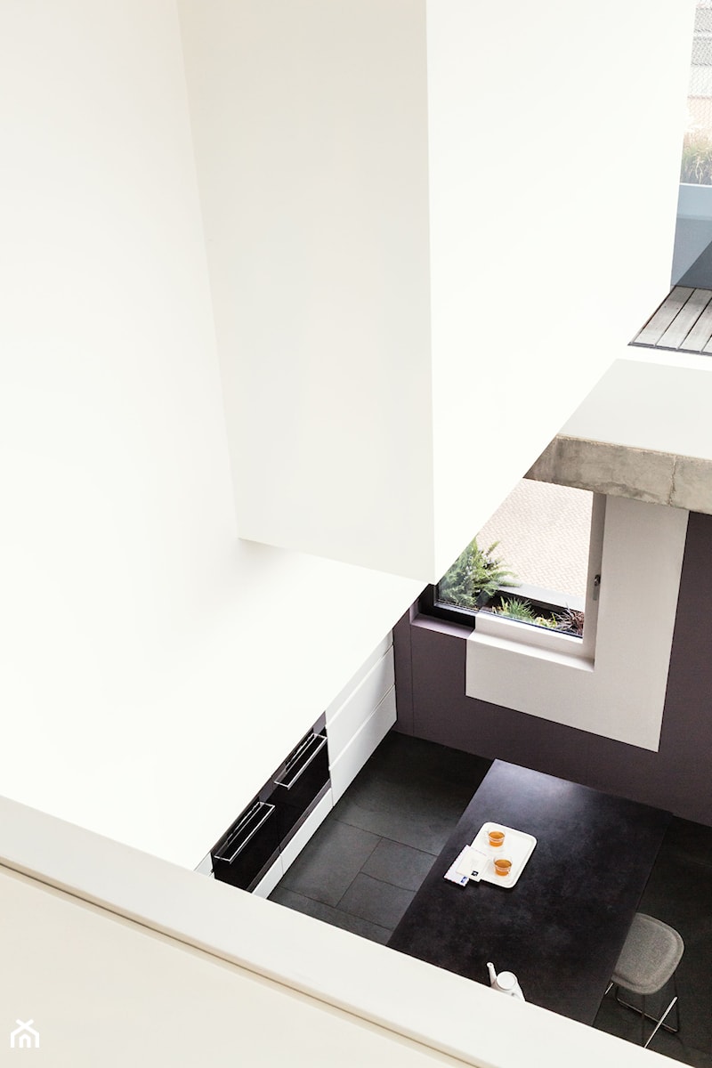 Niedostrzegane Przestrzenie - Mała biała czarna jadalnia w kuchni, styl minimalistyczny - zdjęcie od Dulux