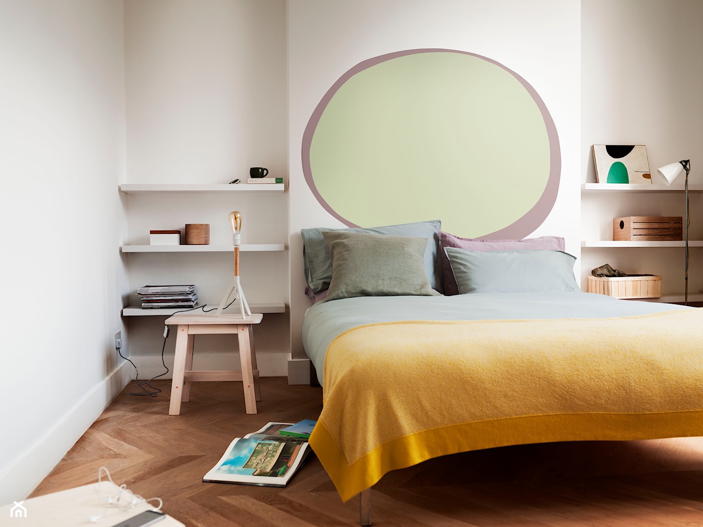 Paleta kolorów roku - Mała biała sypialnia, styl skandynawski - zdjęcie od Dulux - Homebook