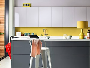 Kolor Roku 2020 - Średnia otwarta z salonem biała żółta z zabudowaną lodówką z nablatowym zlewozmywakiem kuchnia dwurzędowa z oknem, styl nowoczesny - zdjęcie od Dulux
