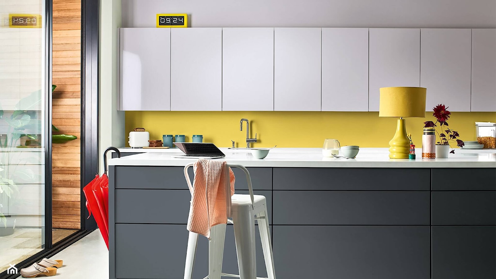Kolor Roku 2020 - Średnia otwarta z salonem biała żółta z zabudowaną lodówką z nablatowym zlewozmywakiem kuchnia dwurzędowa z oknem, styl nowoczesny - zdjęcie od Dulux - Homebook