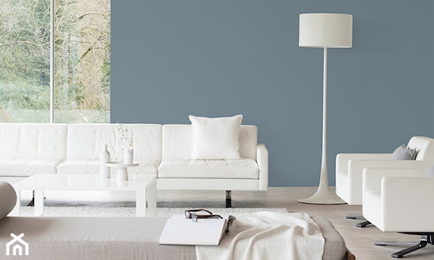 niebieskie ściany w salonie z białymi meblami 