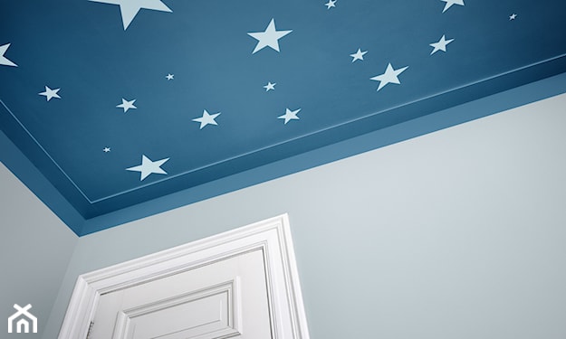 granatowy sufit w białe gwizdki, błękitne ściany, białe drzwi