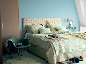 Sypialnie - Mała biała niebieska sypialnia na poddaszu, styl nowoczesny - zdjęcie od Dulux