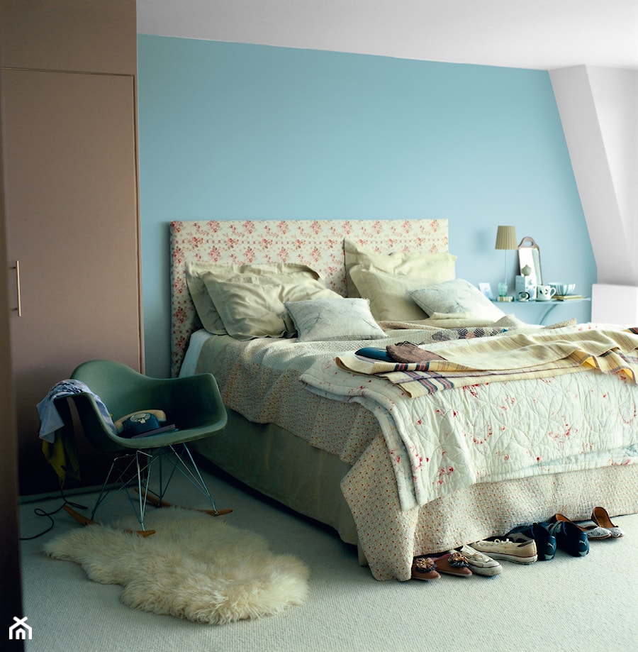 Sypialnie - Mała biała niebieska sypialnia na poddaszu, styl nowoczesny - zdjęcie od Dulux