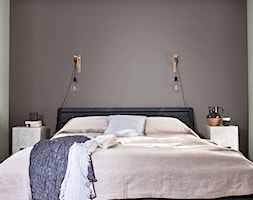 Kolor Roku 2020 - Mała biała szara sypialnia małżeńska, styl minimalistyczny - zdjęcie od Dulux - Homebook