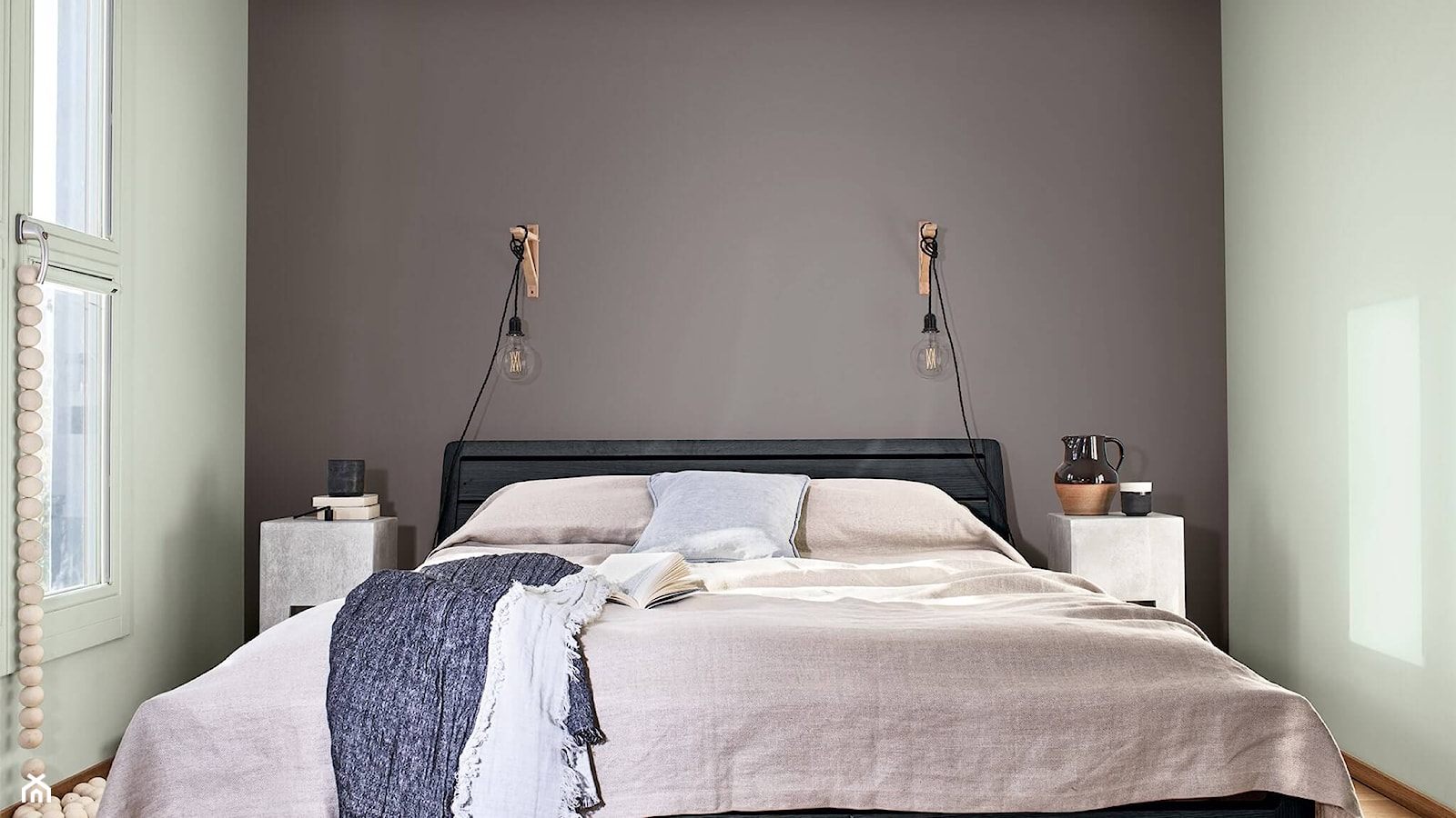 Kolor Roku 2020 - Mała biała szara sypialnia, styl minimalistyczny - zdjęcie od Dulux - Homebook