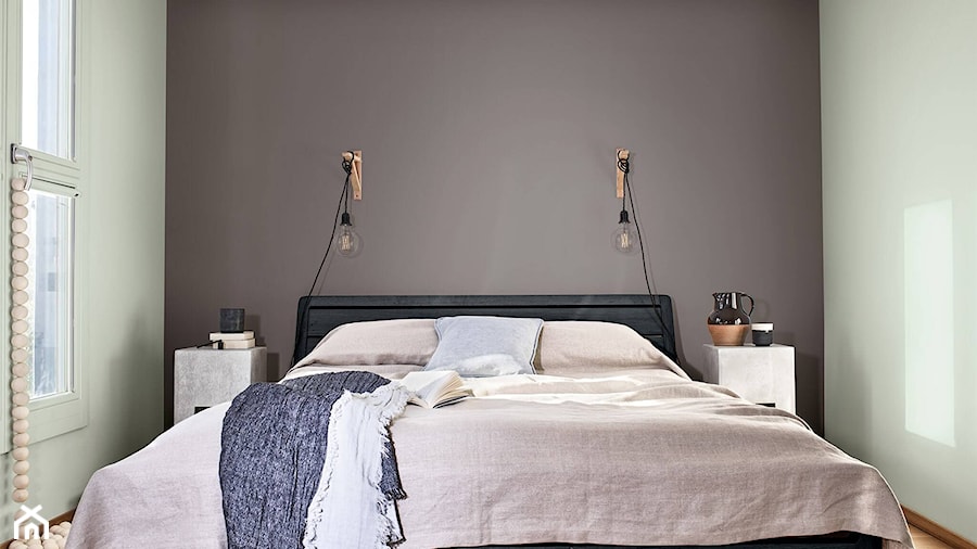 Kolor Roku 2020 - Mała biała szara sypialnia, styl minimalistyczny - zdjęcie od Dulux