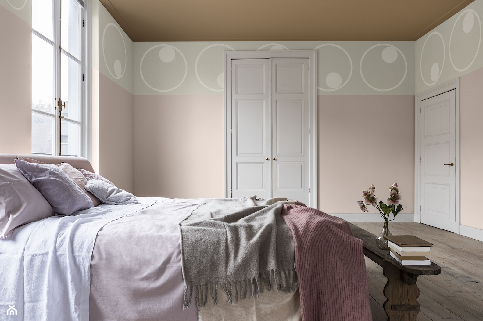 Kolor Roku 2019 - Duża różowa sypialnia, styl nowoczesny - zdjęcie od Dulux - Homebook