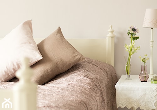 Sypialnie - Mała biała sypialnia, styl prowansalski - zdjęcie od Dulux