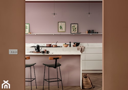 Paleta kolorów roku - Średnia otwarta z kamiennym blatem różowa z zabudowaną lodówką kuchnia jednorzędowa z wyspą lub półwyspem z marmurem nad blatem kuchennym, styl nowoczesny - zdjęcie od Dulux