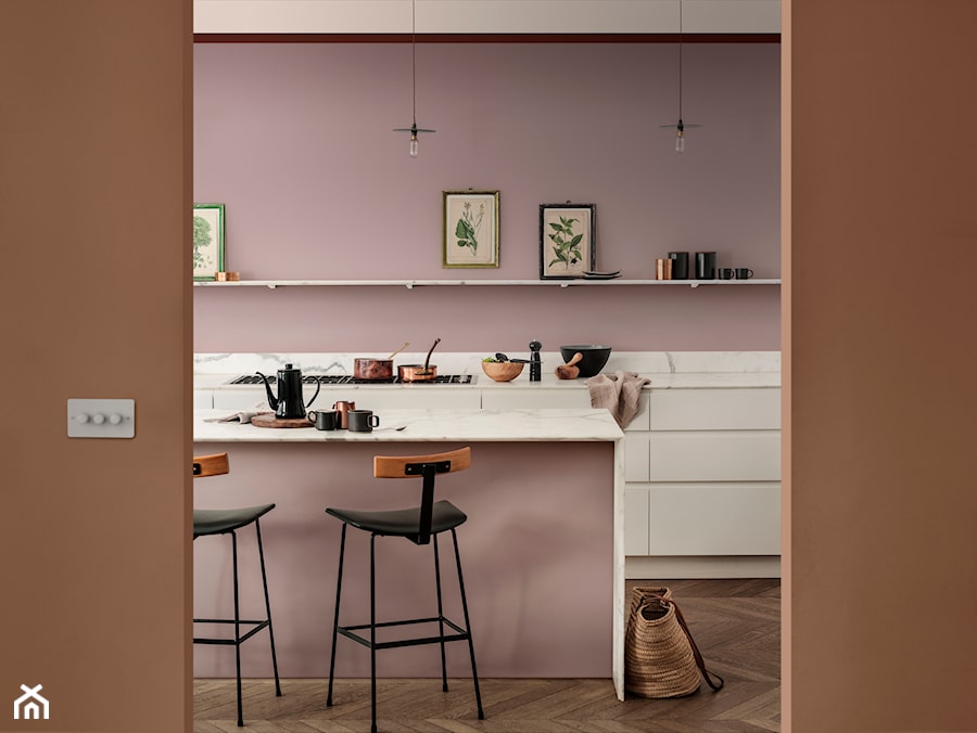 Paleta kolorów roku - Średnia otwarta z kamiennym blatem różowa z zabudowaną lodówką kuchnia jednorzędowa z wyspą lub półwyspem z marmurem nad blatem kuchennym, styl nowoczesny - zdjęcie od Dulux