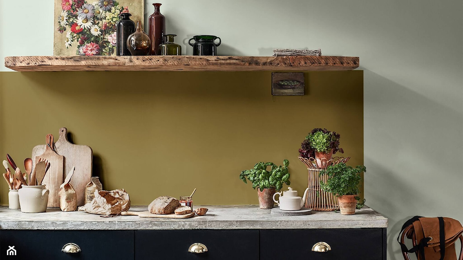 Kolor Roku 2020 - Mała zamknięta z kamiennym blatem szara zielona kuchnia jednorzędowa, styl rustykalny - zdjęcie od Dulux - Homebook