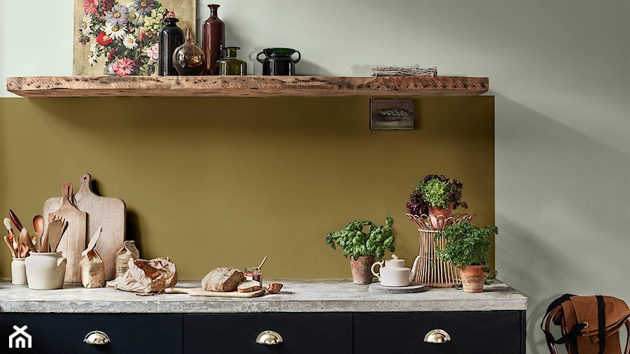 Kolor Roku 2020 - Mała zamknięta z kamiennym blatem szara zielona kuchnia jednorzędowa, styl rustykalny - zdjęcie od Dulux