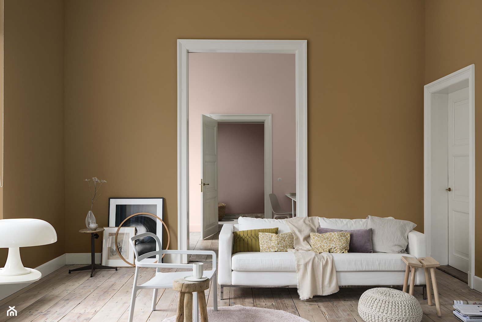 Kolor Roku 2019 - Mały brązowy salon, styl skandynawski - zdjęcie od Dulux - Homebook
