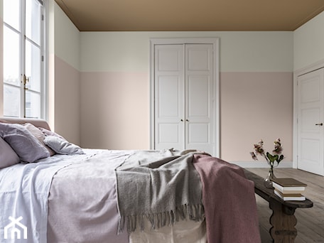 Aranżacje wnętrz - Sypialnia: Kolor Roku 2019 - Średnia biała różowa sypialnia, styl tradycyjny - Dulux. Przeglądaj, dodawaj i zapisuj najlepsze zdjęcia, pomysły i inspiracje designerskie. W bazie mamy już prawie milion fotografii!