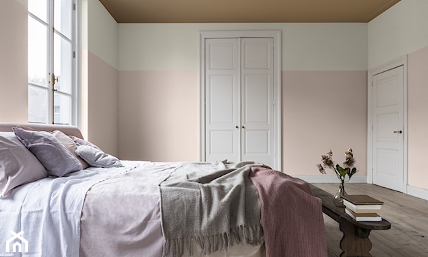 brązowy sufit w sypialni, różowe ściany w sypialni
