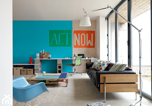 Pokoje dzienne - Mały brązowy niebieski salon, styl industrialny - zdjęcie od Dulux