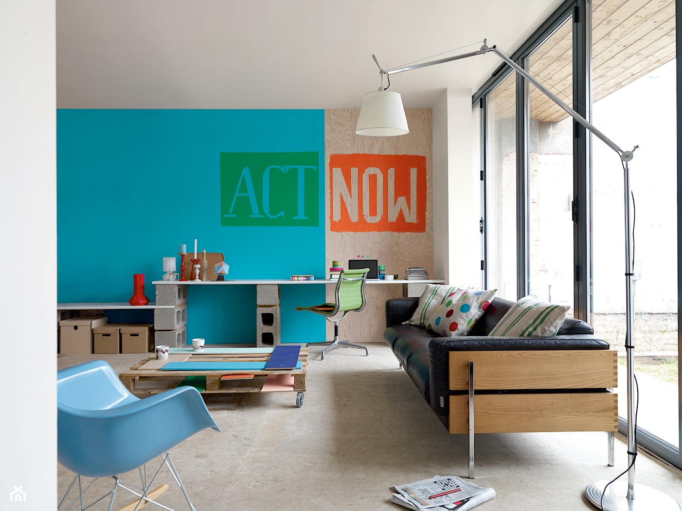 Pokoje dzienne - Mały brązowy niebieski salon, styl industrialny - zdjęcie od Dulux - Homebook