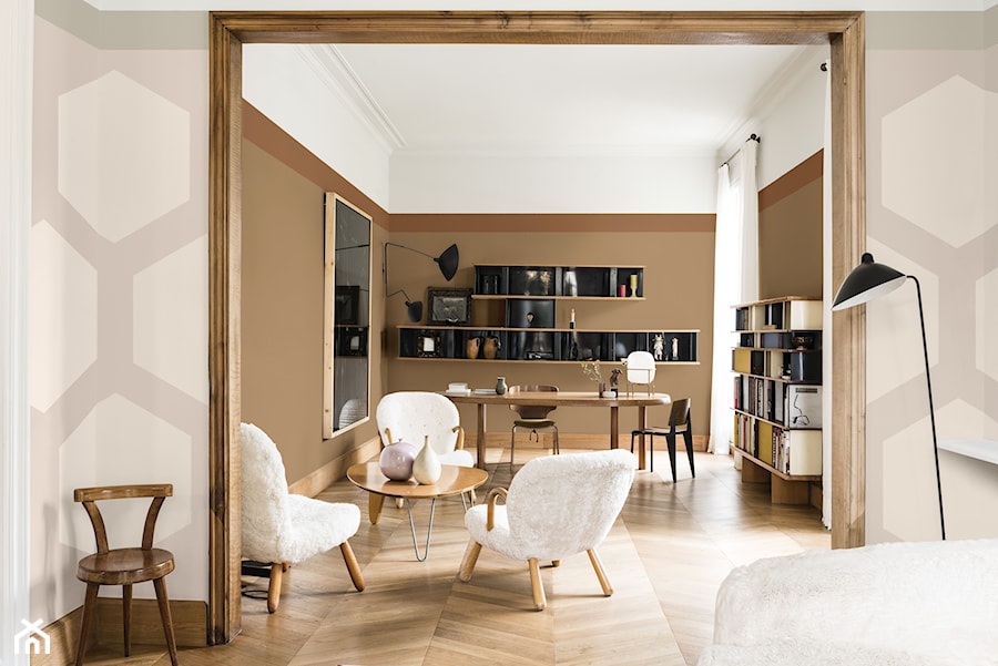 Kolor Roku 2019 - Mały biały brązowy salon, styl skandynawski - zdjęcie od Dulux