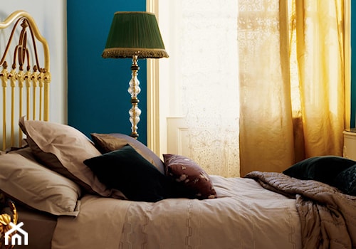 Sypialnie - Mała biała niebieska sypialnia, styl glamour - zdjęcie od Dulux